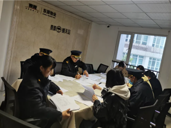 別緊張，昨夜的敲門(mén)是他們......
