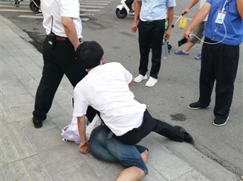 萬(wàn)象服務(wù) | 驚險6分鐘，徒手奪白刃